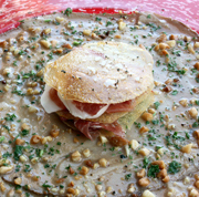 CARPACCIO DE BOLETUS CON MILHOJAS DE PATATA Y JAMÓN