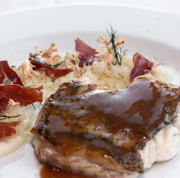 CHERNE CON COLIFLOR Y JAMÓN