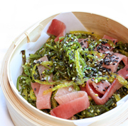ENSALADA DE ALGAS CON SASHIMI DE ATUN