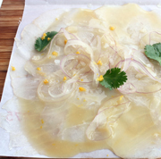 TIRADITO DE PESCADO CON MISSO Y NARANJA