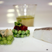 BACALAO CONFITADO CON FALSOS GUISANTES A LA MENTA Y GUISANTES CON ERIZOS