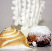 BUÑUELO DE CHOCOLATE LÍQUIDO CON SORBETE DE ROMERO Y MERENGUE DE MIEL