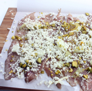 CARPACCIO DE PRESA IBÉRICA CON MANZANA, QUESO, PISTACHO Y GUINDILLA