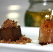 COSTILLA DE CONEJO ENCEBOLLADA CON ESFÉRICOS DE ACEITUNAS ALIÑADAS