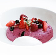 ESPONJA DE FRUTOS ROJOS CON SORBETE DE YOUGUR