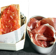 JAMÓN Y PAN CON TOMATE