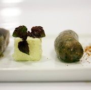 JARRETE DE CORDERO CONFITADO, CON PASTEL DE PATATA, SALCHICHA DE CORDERO Y PURE DE PIMIENTO MORRÓN