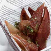 OREJA DE CERDO FRITA CON MOJO VERDE