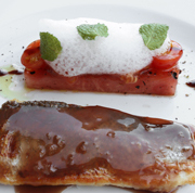 PESCADO DE MERCADO CON SANDÍA Y TOMATE