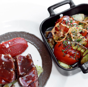 SOLOMILLO DE VACA CON TOMATE, ACEITUNAS Y AGUACATE