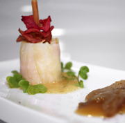 TIMBAL DE ALCACHOFAS CON PURÉ DE LIMÓN Y CRESTAS DE GALLO CON SALSA DE POLLO FRITO